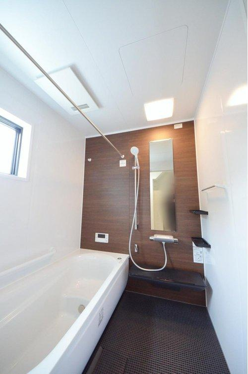 長束西1丁目の浴室|人気の換気乾燥暖房機付き。１坪タイプの大きなバスルームなので足を伸ばしてゆっくり湯船につかることができます