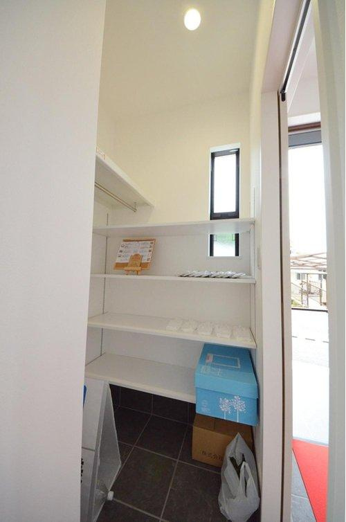 長束西1丁目の収納|玄関に広いシューズクロークがあります