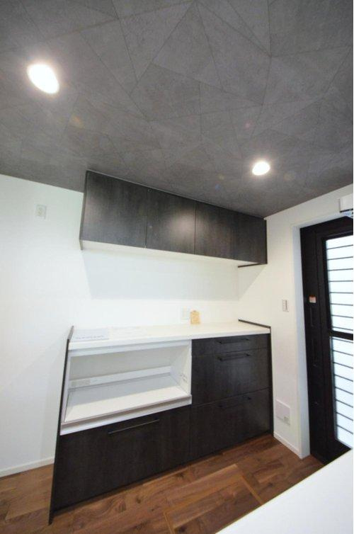 長束西1丁目の収納|大容量のカップボードが標準装備！キッチン周りの収納スペースもしっかり確保されています。