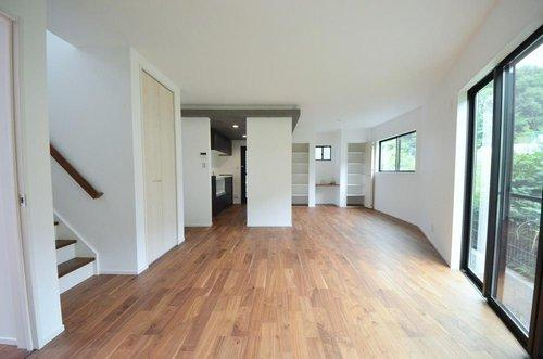 長束西1丁目の居間・リビング|明るく窓の多いリビング空間。オープンタイプの対面式キッチンでリビングが隅まで見渡せます。キッチンにいながら小さなお子様にも目が届き安心です。