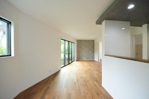 長束西1丁目の居間・リビング|明るく窓の多いリビング空間。オープンタイプの対面式キッチンでリビングが隅まで見渡せます。キッチンにいながら小さなお子様にも目が届き安心です。