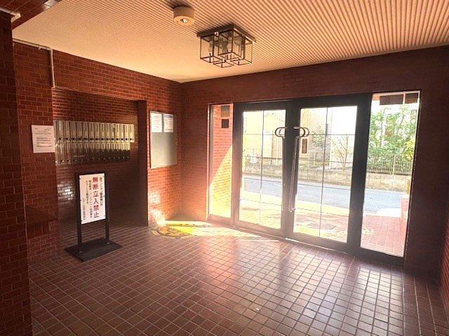 セザール坂戸　1階　中古マンションのエントランス