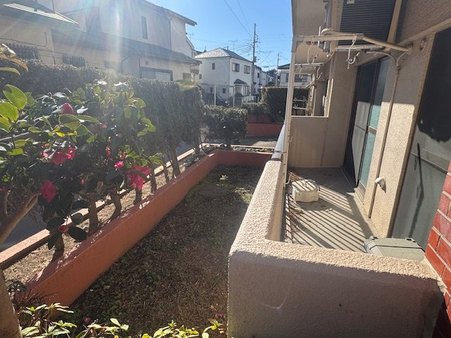 セザール坂戸　1階　中古マンションのバルコニー|専用庭つきのバルコニーは陽当たり良好です！