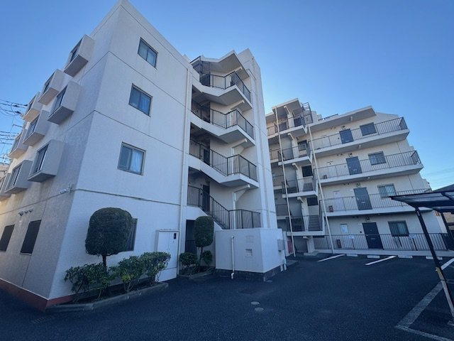 セザール坂戸　1階　中古マンションの外観|マンション背中側になります
専用駐車場、駐輪用がございます