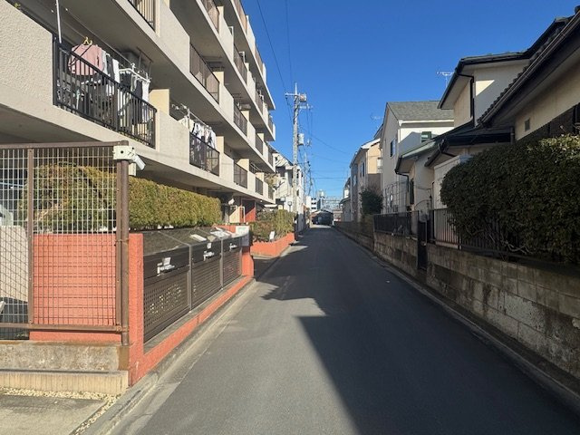 セザール坂戸　1階　中古マンションの外観|前面道路は公道で南向きのマンションとなりますので陽当たりが良いです