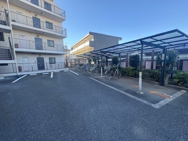 セザール坂戸　1階　中古マンションの駐輪場|きれいに整備された共有部分

