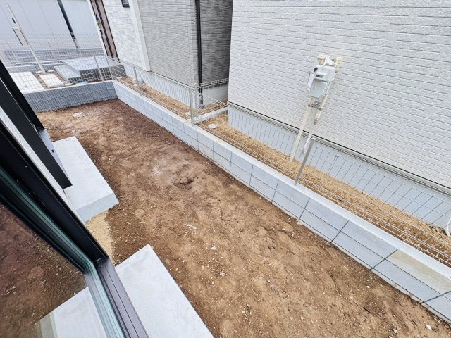 松戸市中和倉新築戸建【八ヶ崎小学校：10分】の庭|南側隣地境界スペース