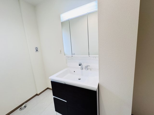 松戸市中和倉新築戸建【八ヶ崎小学校：10分】の独立洗面台|シャワーヘッド付き三面鏡洗面化粧台