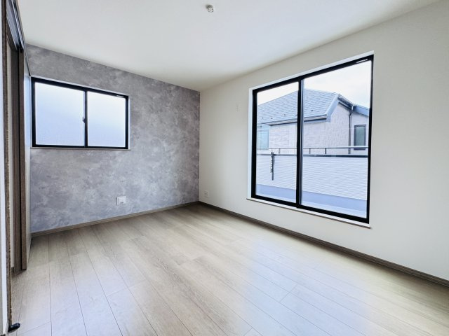 松戸市中和倉新築戸建【八ヶ崎小学校：10分】の寝室|7.62帖寝室・アクセントクロス