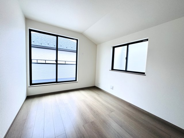 松戸市中和倉新築戸建【八ヶ崎小学校：10分】の子供部屋|6帖洋室・南側バルコニー前の明るいお部屋です♪