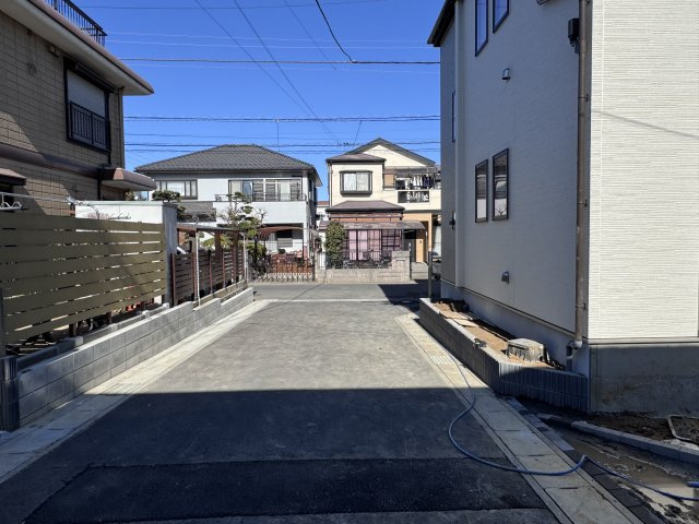 松戸市中和倉新築戸建【八ヶ崎小学校：10分】の前面道路含む現地写真|西側前面道路