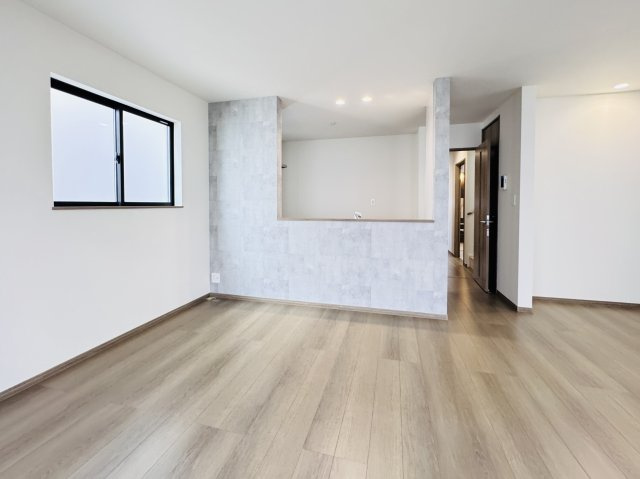 松戸市中和倉新築戸建【八ヶ崎小学校：10分】の居間・リビング|17.75帖リビングダイニングキッチン・リビングガス栓付き