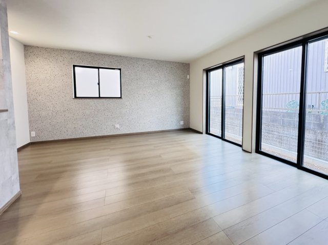 松戸市中和倉新築戸建【八ヶ崎小学校：10分】の居間・リビング|17.75帖リビングダイニングキッチン・アクセントクロス