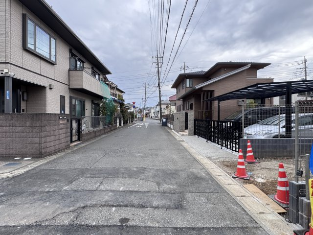 松戸市中和倉新築戸建【八ヶ崎小学校：10分】の前面道路含む現地写真|北側前面道路・幅員約6ｍ