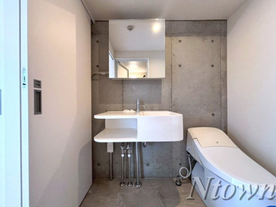 【独立洗面台】 | コレクション名駅Ⅲ | 朝の支度にも助かる、独立の洗髪洗面化粧台