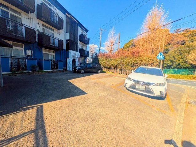 ドミール港洋の駐車場