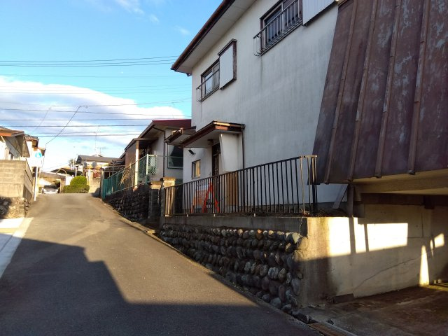 売土地　富士宮市小泉の前面道路含む現地写真|西富士道路まで車で5分です。多方面へのアクセス良好です。