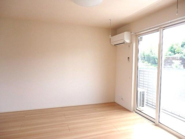 チェリーブロッサム A棟の内装|こちらのリビングで趣味の時間をお楽しみください