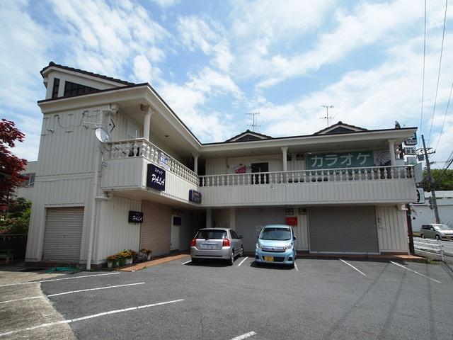 北葛城郡上牧町片岡台１丁目の店舗一部の外観