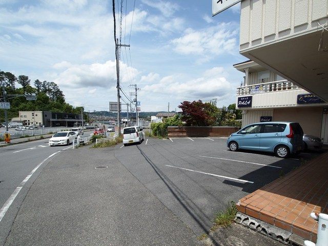 北葛城郡上牧町片岡台１丁目の店舗一部の駐車場