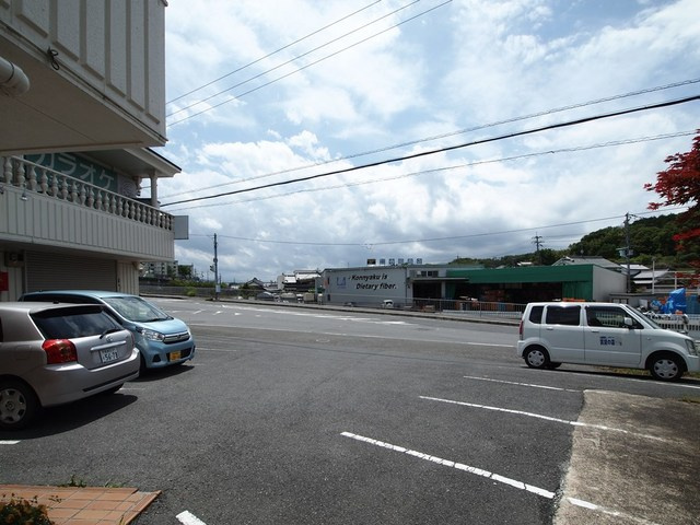 北葛城郡上牧町片岡台１丁目の店舗一部の駐車場