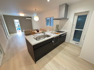 【居間・リビング】 | 佐伯区五月が丘５全2区画　NO1 | 18.帖リビング☆対面式のキッチンでリビングが見渡せるので、お子様やご家族の様子が見えて安心です♪