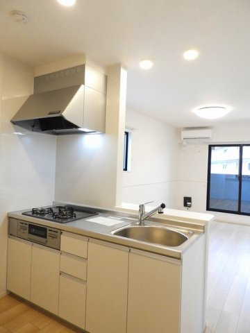 サン　ウォーム　Ⅳのキッチン|コンパクトなキッチンで掃除もラクラク