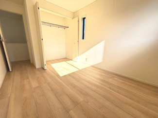 【洋室】 | 安芸郡熊野町城之堀1丁目　全5区画　NO2 | 2階　洋室×3　収納付きでお部屋がスッキリ広く使えます。　
南向きのバルコニー　2部屋から出入り可能です。