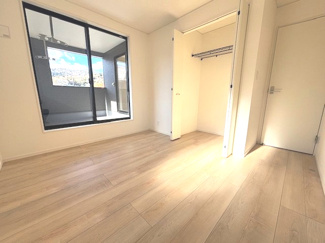 【洋室】 | 安芸郡熊野町城之堀1丁目　全5区画　NO2 | 2階　洋室×3　収納付きでお部屋がスッキリ広く使えます。　
南向きのバルコニー　2部屋から出入り可能です。