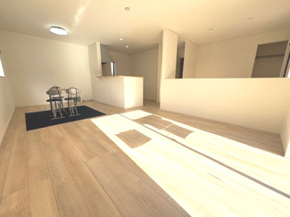 【居間・リビング】 | 安芸郡熊野町城之堀1丁目　全5区画　NO2 | 大きな窓が設置された17帖リビング☆対面式のキッチンでリビングが見渡せるので、お子様やご家族の様子が見えて安心です♪