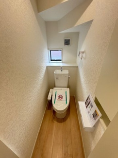 【トイレ】 | 安芸郡熊野町城之堀1丁目　全5区画　NO2 | シンプルなデザインはお掃除やしやすく衛生的。温水洗浄便座付き　トイレ×２