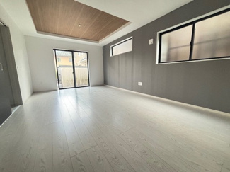 【居間・リビング】 | 廿日市市前空3（前空駅）全2区画　NO1 | 大きな窓が設置された19.5帖リビング☆対面式のキッチンでリビングが見渡せるので、お子様やご家族の様子が見えて安心です♪