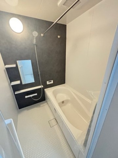 【浴室】 | 廿日市市前空3（前空駅）全2区画　NO1 | ゆったりした浴槽は、足を伸ばしてゆったり湯船につかることができます。
浴室換気乾燥機付きで雨や夜のお洗濯にも大活躍♪