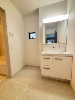 【独立洗面台】 | 廿日市市前空3（前空駅）全2区画　NO1 | 三面鏡付きの洗面台は、メイクもドライヤーも余裕のスペースです。