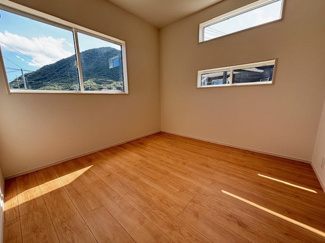 【洋室】 | 安佐北区亀山1（河戸帆待川駅）限定1棟【角地】 | 2階　洋室×3　収納付きでお部屋がスッキリ広く使えます。　
