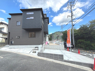 【外観】 | 安佐北区亀山1（河戸帆待川駅）限定1棟【角地】 | ☆JR河戸帆待川駅まで徒歩5分☆☆亀山南小学校　徒歩22分☆亀山中学校　徒歩18分☆エブリィ徒歩7分☆フレスタ徒歩11分☆ひま徒歩5分☆土地37坪☆市前面道路4.1ｍ・4ｍ【角地】駐車スペース2台分
