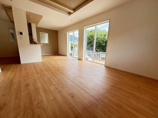 【居間・リビング】 | 安佐北区亀山1（河戸帆待川駅）限定1棟【角地】 | 大きな窓が設置された18帖リビング☆対面式のキッチンでリビングが見渡せるので、お子様やご家族の様子が見えて安心です♪