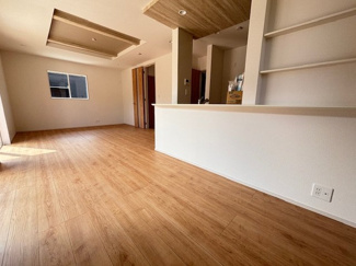 【居間・リビング】 | 安佐北区亀山1（河戸帆待川駅）限定1棟【角地】 | 大きな窓が設置された18帖リビング☆対面式のキッチンでリビングが見渡せるので、お子様やご家族の様子が見えて安心です♪