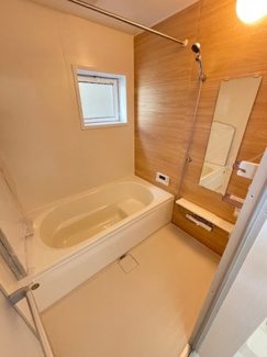 【浴室】 | 安佐北区亀山1（河戸帆待川駅）限定1棟【角地】 | ゆったりした浴槽は、足を伸ばしてゆったり湯船につかることができます。
浴室換気乾燥機付きで雨や夜のお洗濯にも大活躍♪