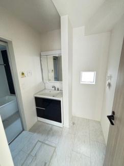 【独立洗面台】 | 安佐北区亀崎2（下深川駅）全2区画　NO1 | 三面鏡付きの洗面台は、メイクもドライヤーも余裕のスペースです☆