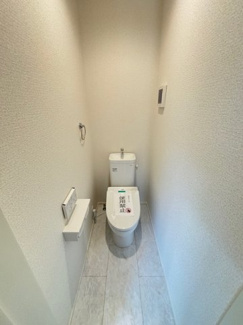 【トイレ】 | 安佐北区亀崎2（下深川駅）全2区画　NO1 | 1階　トイレ☆シンプルなデザインはお掃除やしやすく衛生的。温水洗浄便座付き　トイレ×２