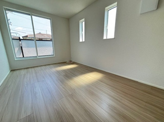 【洋室】 | 安佐北区亀崎2（下深川駅）全2区画　NO1 | 2階　7帖洋室は南向きのバルコニーから明るい日差しを取り込みます☆収納はウォークインクローゼットが設置されています☆