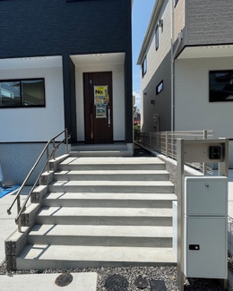 【玄関】 | 安佐北区亀崎2（下深川駅）全2区画　NO1 | 玄関先に設置された宅配ボックス☆留守でも安心です☆