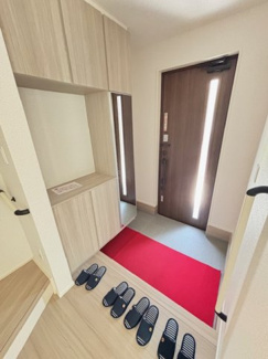 【玄関】 | 安佐北区亀崎2（下深川駅）全2区画　NO1 | 明るいカラーのシューズボックスは、玄関をより明るく見せてくれ、家族の靴もしっかり収納できます☆