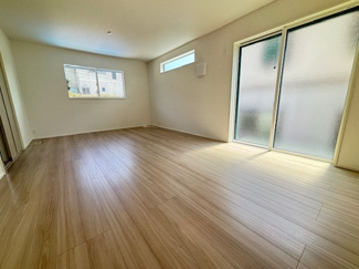 【居間・リビング】 | 安佐北区亀崎2（下深川駅）全2区画　NO1 | 大きな窓が設置された18帖リビング☆2面採光でより明るい日差しを取り込みます☆