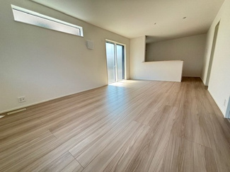 【居間・リビング】 | 安佐北区亀崎2（下深川駅）全2区画　NO1 | 広めの18帖リビングは、対面式のキッチンでリビングが見渡せるので、お子様やご家族の様子が見えて安心です♪