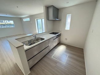 【キッチン】 | 安佐北区亀崎2（下深川駅）全2区画　NO1 | 機能的なシステムキッチン☆対面式でリビングが見渡せるので、お子様やご家族の様子が見えて安心です♪