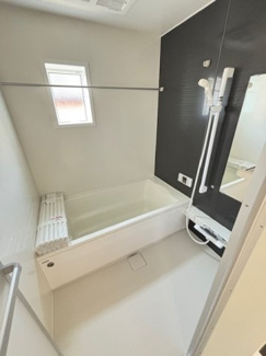 【浴室】 | 安佐北区亀崎2（下深川駅）全2区画　NO1 | ゆったりした浴槽は、足を伸ばしてゆったり湯船につかることができます。
浴室換気乾燥機付きでカビ予防やヒートショック予防に安心です☆