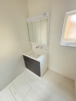 【独立洗面台】 | 廿日市市平良2（廿日市駅）全3区画　NO3【外構工事込み】 | まだから明るい陽ざしが入る洗面室☆三面鏡付きの洗面台は、メイクもドライヤーも余裕のスペースです☆