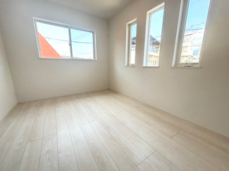 【洋室】 | 廿日市市平良2（廿日市駅）全3区画　NO3【外構工事込み】 | 2階　採光にこだわった洋室×3　収納付きでお部屋がスッキリ広く使えます。　